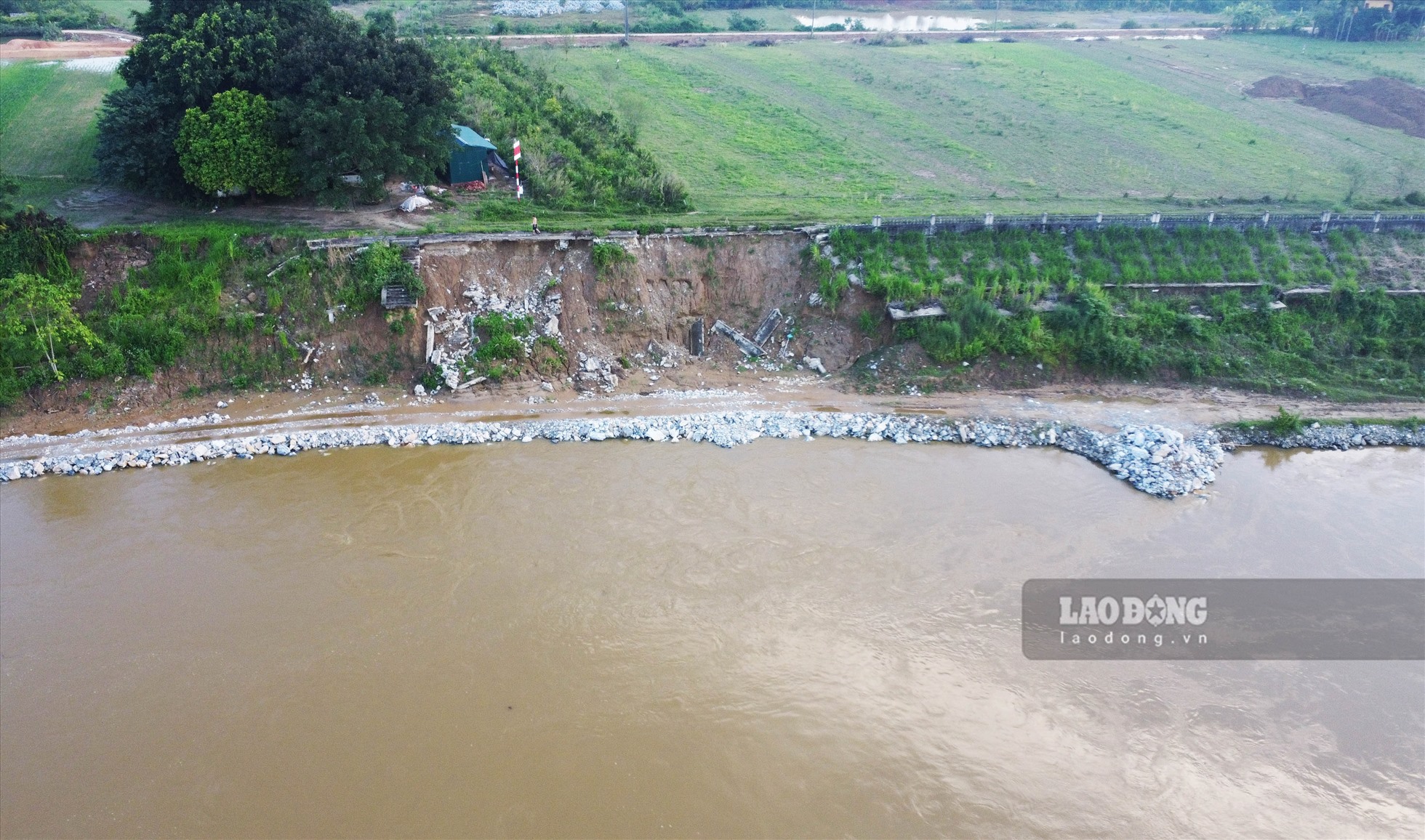 Gần 500m kè bờ sông Lô bị sạt lở từ năm 2017 đang được khắc phục nhưng tiến độ ì ạch, liên tục phải gia hạn.