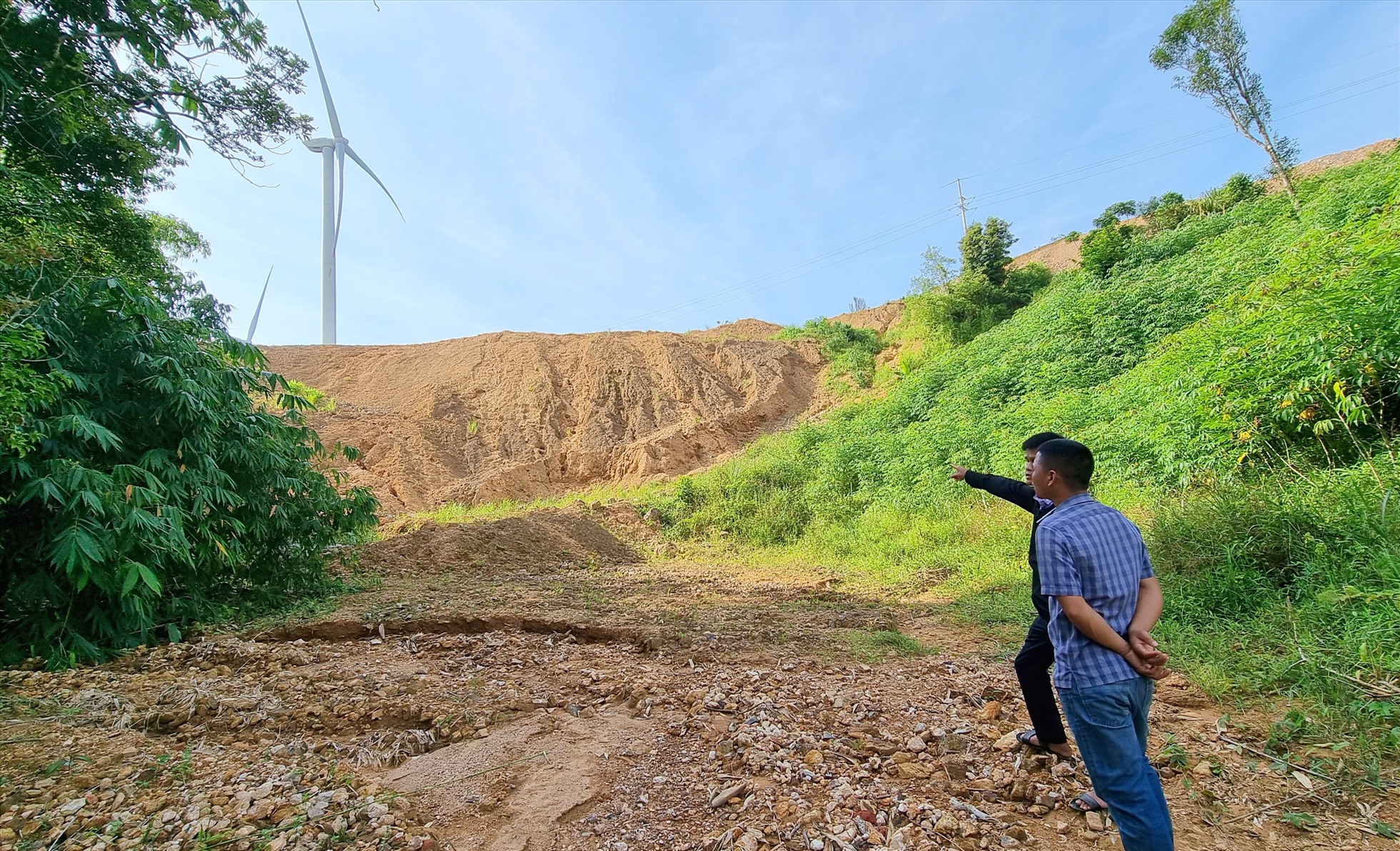 Đất đá từ bãi thải của dự án điện gió Công ty TNHH MTV Tài Tâm Quảng Trị trôi tuột xuống vùi lấp ruộng lúa của người dân, nhưng hơn 1 năm vẫn chưa được đền bù, khắc phục. Ảnh: Hưng Thơ.