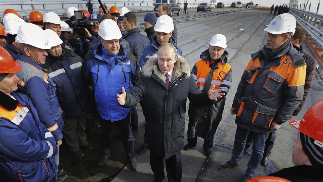 Tổng thống Vladimir Putin đã đích thân khai trương cây cầu trị giá 4 tỉ USD bắc qua eo biển Kerch năm 2018. Ảnh chụp màn hình