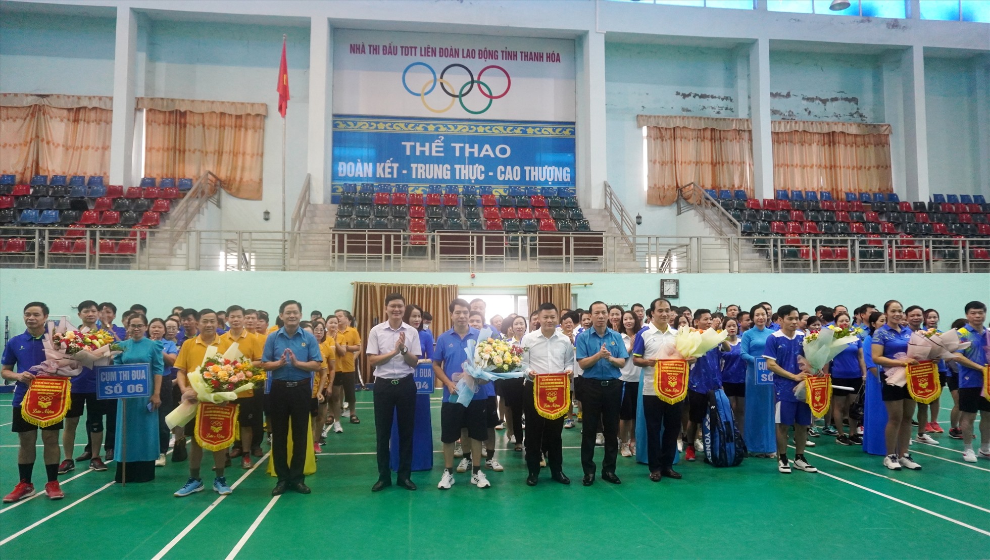 Đại diện lãnh đạo Ban Tuyên giáo Tổng LĐLĐ Việt Nam và LĐLĐ tỉnh Thanh Hóa tặng hoa cho các cụm thi đua tham dự hội thao. Ảnh: Q.D