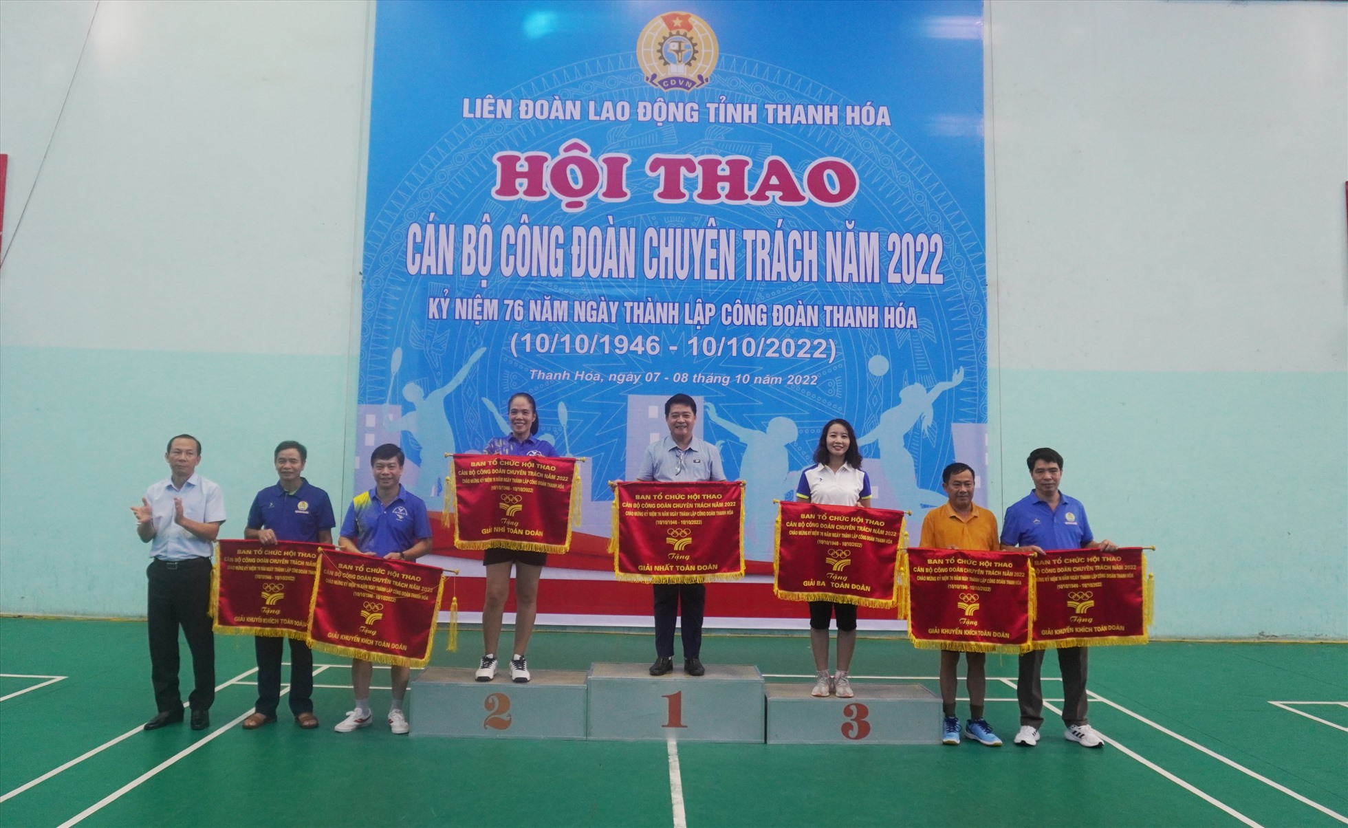 Ông Võ Mạnh Sơn - Chủ tịch LĐLĐ tỉnh Thanh Hóa trao giải nhất, nhì, ba và khuyến khích cho các cụm thi đua. Ảnh: Q.D