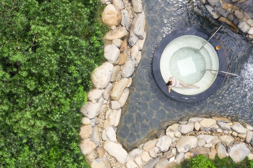 Tắm khoáng nóng giờ đã trở thành một loại hình du lịch chăm sóc sức khoẻ quen thuộc với người Việt.