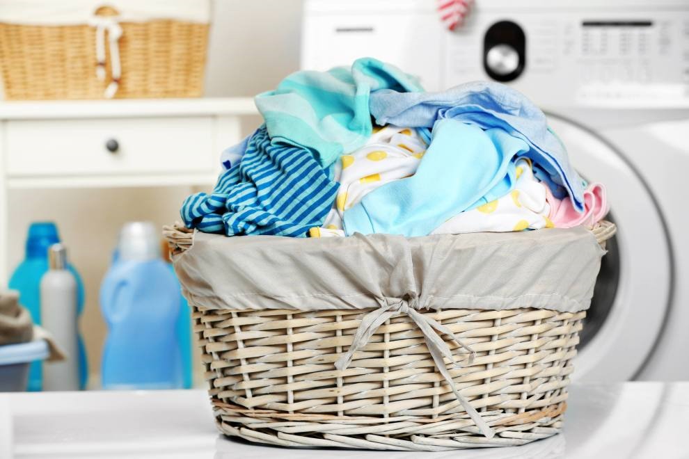 Sử dụng nước giặt đạt chuẩn giúp quần áo được sạch và bảo vệ tốt sợi vải. Ảnh: ST