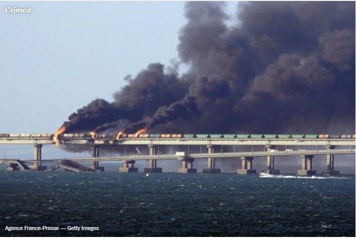 Cầu Kerch nối liền Nga và bán đảo Crimea nổ và bị sập trong ngày 8.10. Ảnh: AFP