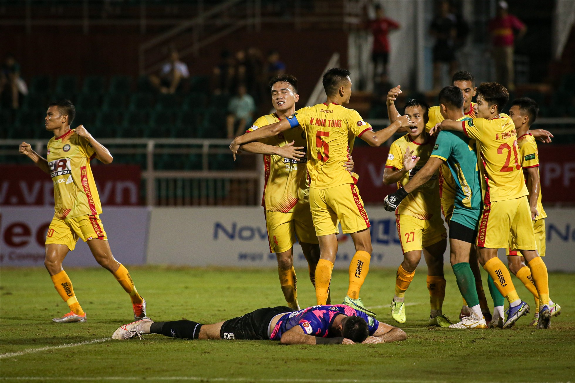 Pha bỏ lỡ này khiến Sài Gòn FC ngậm ngùi thua trận ngay trên sân nhà.