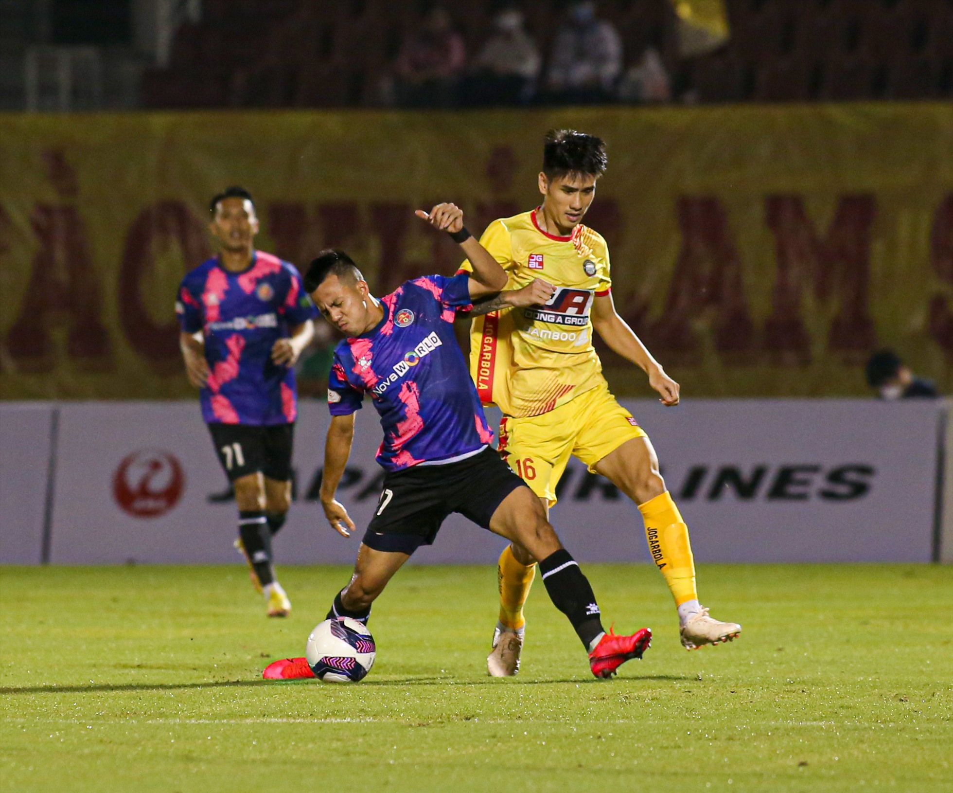Trận đấu càng khó khăn hơn cho Sài Gòn FC khi Lê Phạm Thành Long ghi bàn mở tỉ số cho Thanh Hoá ở phút 54.