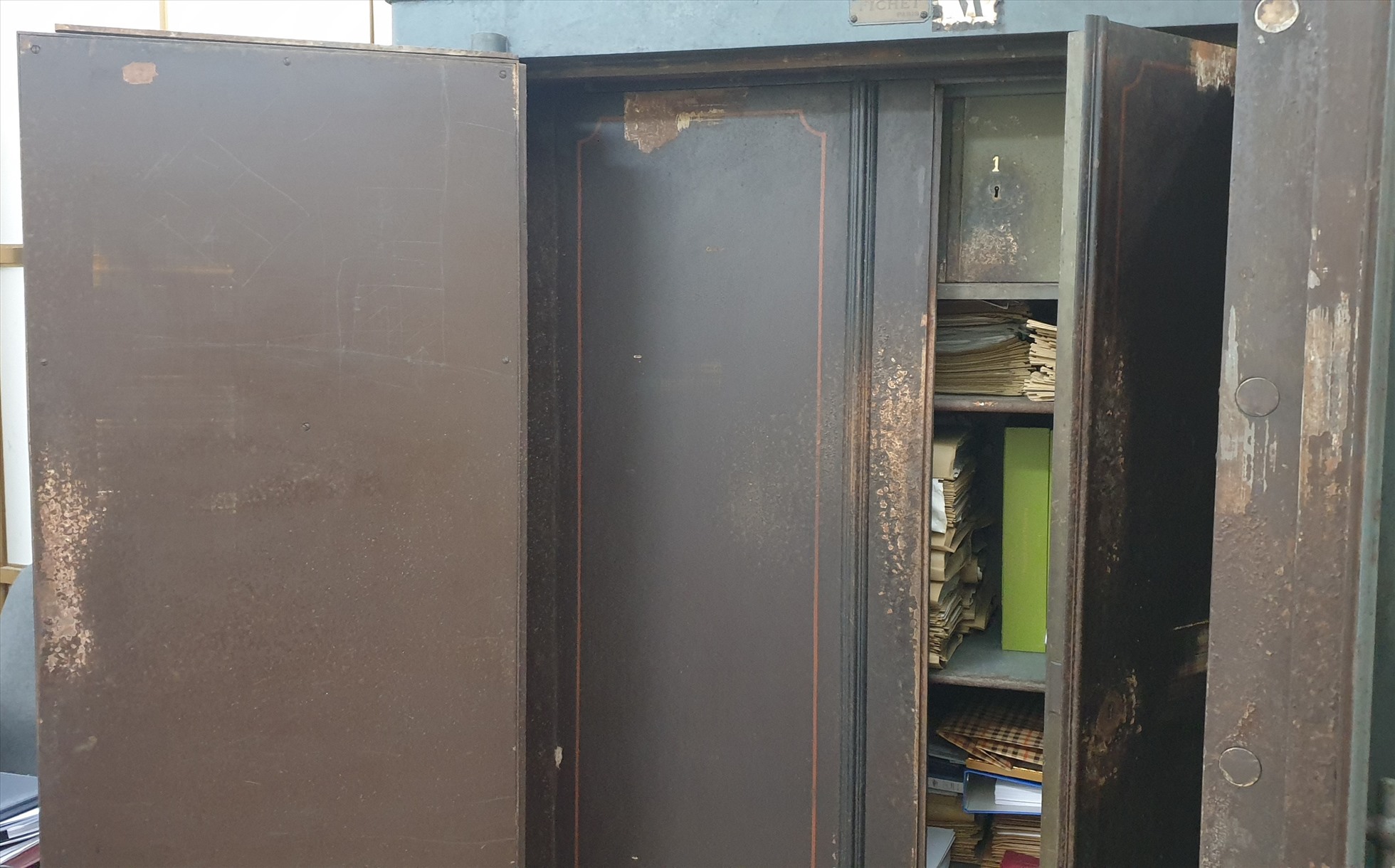 Một cái tủ sắt của người Pháp để lại hiện vẫn được sử dụng để cất giữ giấy tờ. Chiếc tủ này có 2 lớp cửa sắt rất dày. Ảnh: Nguyễn Hùng