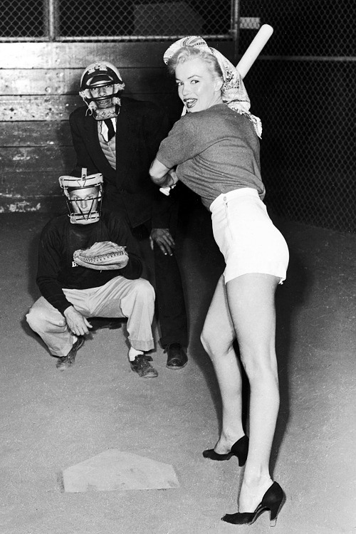 Trong studio của hãng 20th Century Fox vào năm 1952, Marilyn Monroe xuất hiện với hình ảnh khỏe khoắn. Cô diện áo phông sơ vin cùng quần cạp cao. Tuy nhiên, thay vì một đôi giày thể thao thông dụng, người đẹp tóc vàng chọn đôi cao gót đen để mang đến vẻ đẹp gợi cảm, quyến rũ trên sân bóng. Ảnh: AP.