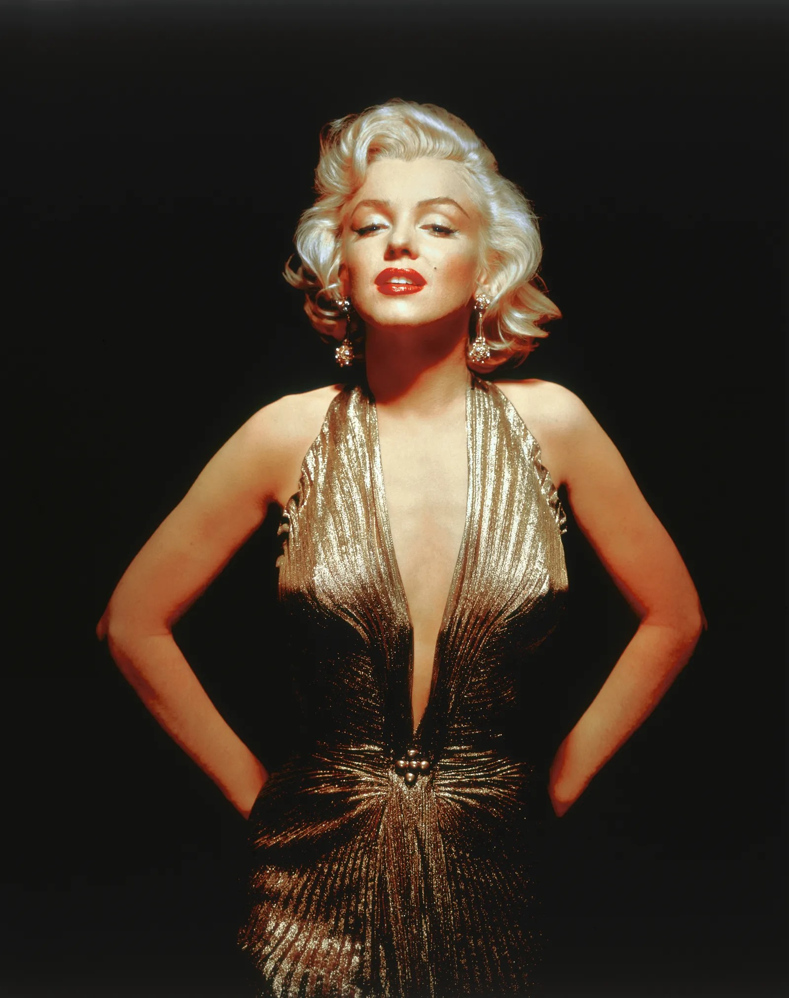 Trong “Gentlemen Prefer Blondes“, Marilyn Monroe diện bộ trang phục mang tính biểu tượng là chiếc váy vàng khoét sâu táo bạo. Dù chỉ lên hình vài giây, bộ váy vẫn được coi là một viên ngọc quý của nền điện ảnh lúc bấy giờ. Ảnh: TCF.