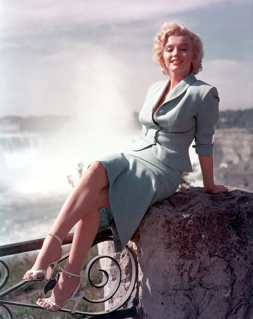Marilyn Monroe trong một chụp hình vào năm 1953 cho tạp chí Niagara. Bộ trang phục thanh lịch và kín đáo nhưng vẫn tôn lên đường nét quyến rũ, hững hờ của huyền thoại gợi cảm nước Mỹ. Ảnh: Niagara.