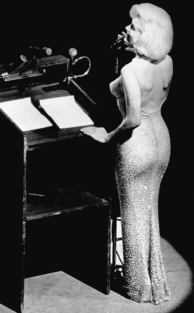 Góp mặt trong buổi tiệc sinh nhật lần thứ 45 của Tổng thống John F. Kennedy, Marilyn Monroe trở thành nữ thần với bộ váy lấp lánh, được đính hơn 2,500 viên pha lê tuyển chọn. Thiết kế vừa vặn và phô diễn đường cong nóng bỏng của cô đào nổi tiếng Hollywood. Ca khúc “Happy Birthday, Mr.President” được biểu diễn trong đêm 19.5.1962 được xem là màn trình diễn đi vào lịch sử trước khi cô qua đời vào tháng 8 cùng năm. Ảnh: AP.