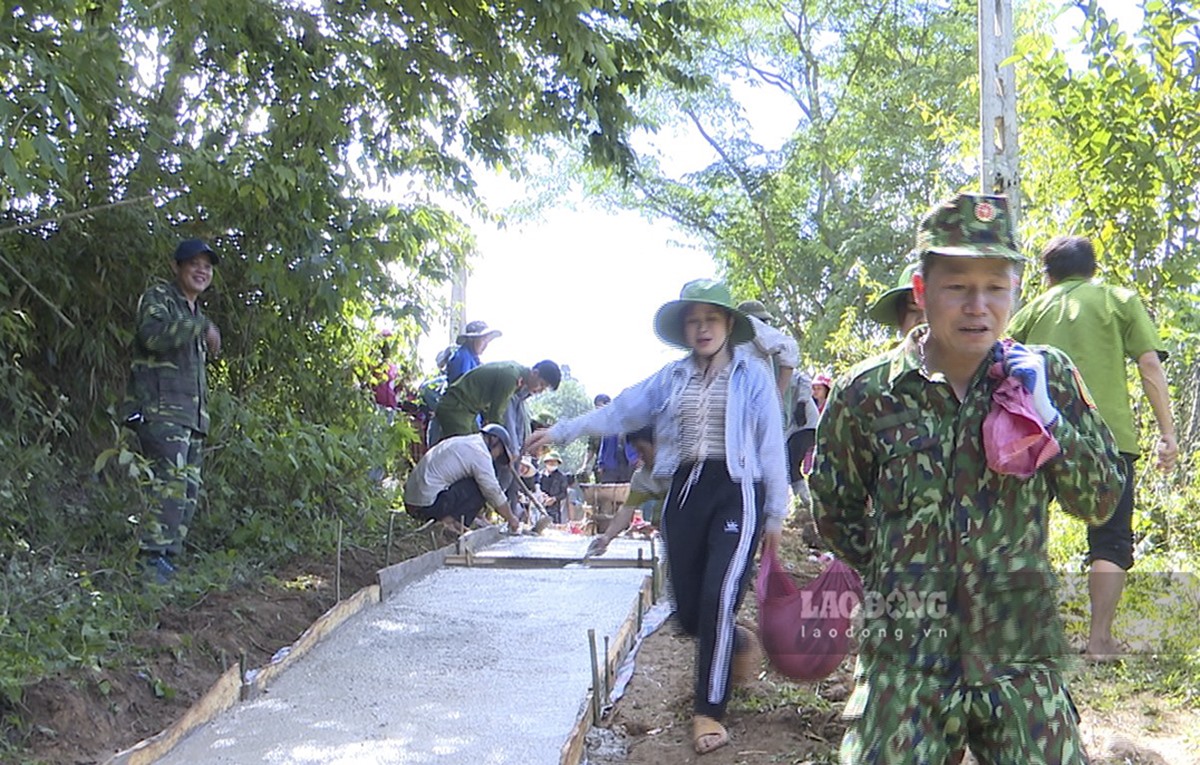 Toàn bộ kinh phí làm đường đều từ nguồn xã hội hóa với sự đóng góp ngày công của hàng trăm người dân và các lực lượng đứng chân trên địa bàn.