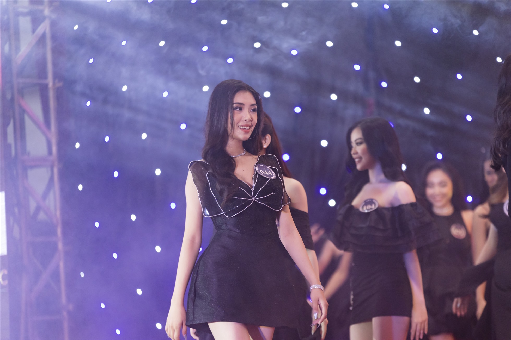 Lấy tông màu đen làm chủ đạo, top 36 thí sinh đã diện trên mình những bộ cánh đầy năng động, đúng với tinh thần trẻ trung nhưng vẫn không kém phần quyến rũ, sang trọng. Ảnh: BTC.