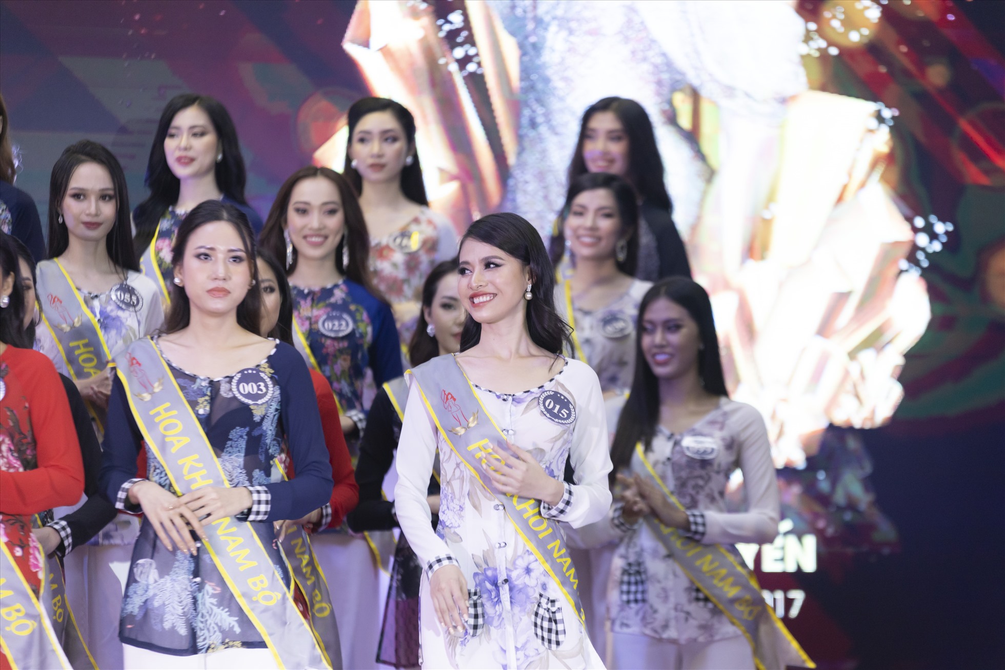 Sau 2 phần thi ấn tượng của Top 36 thí sinh Hoa khôi Nam Bộ, các người đẹp cùng nhau bước vào phần thi Trang phục áo dài. Ảnh: BTC.