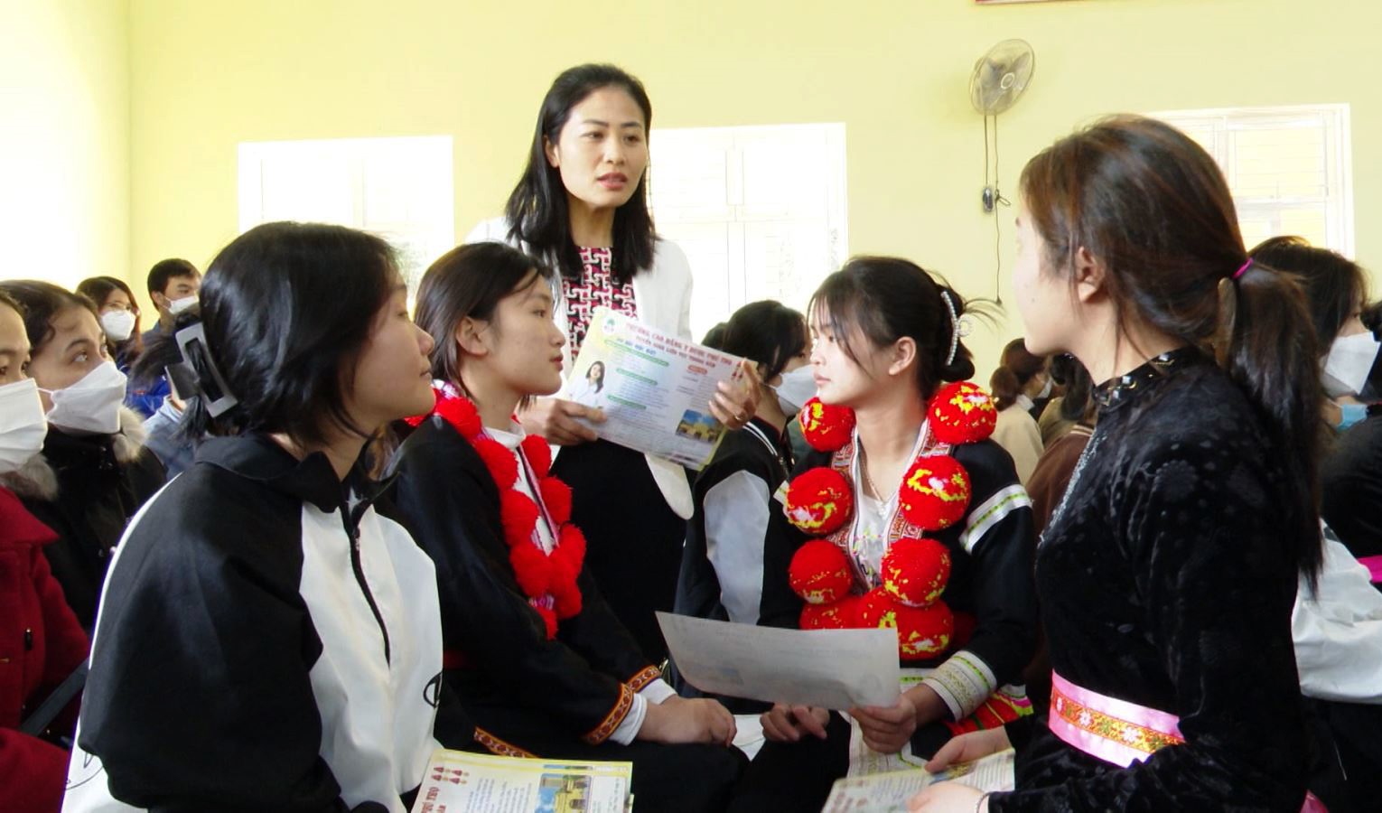 Các phiên giao dịch việc làm được đưa về tận xã vùng sâu vùng xa của tỉnh Tuyên Quang, tăng cường kết nối cung cầu lao động cuối năm.