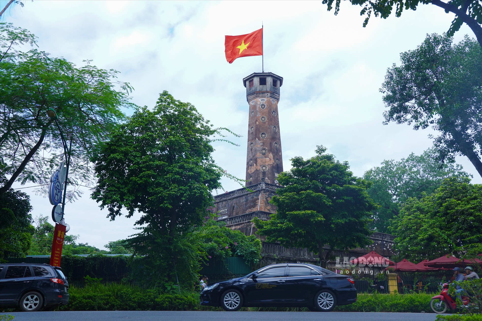 Cột cờ Hà Nội hay còn gọi là Kỳ đài Hà Nội được xây dựng dưới triều Nguyễn, nơi đây đã diễn ra lễ thượng cờ lịch sử chiều 10.10.1954.