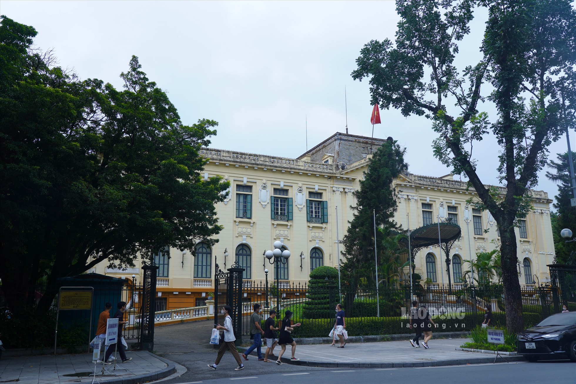 Bắc Bộ phủ, nay là Nhà khách Chính phủ, được xây dựng vào năm 1918. Nơi đây chứng kiến nhiều dấu mốc lịch sử quan trọng từ thời kỳ Cách mạng Tháng Tám 1945 hay Giải phóng Thủ đô năm 1954.