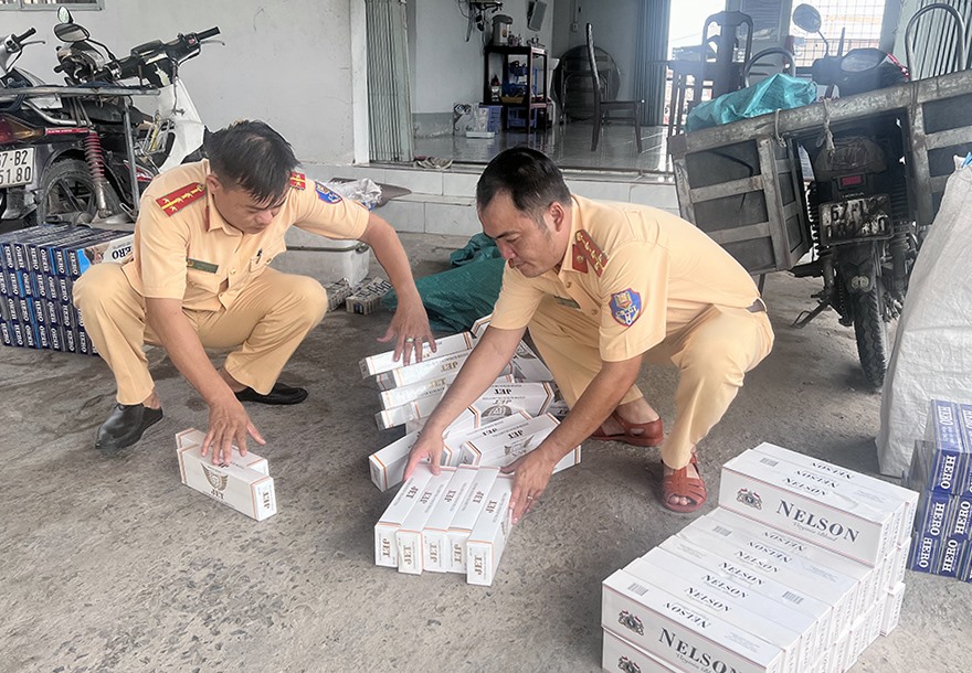 Lực lượng Cảnh sát đường thủy, Công an tỉnh An Giang tiếp tục bắt xe chở thuốc lá lậu khi đi phà vượt sông Hậu. Ảnh: VT