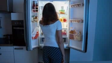 Nói không với ăn khuya, vì điều này sẽ làm chậm quá trình giảm cân. Ảnh: Shutterstock