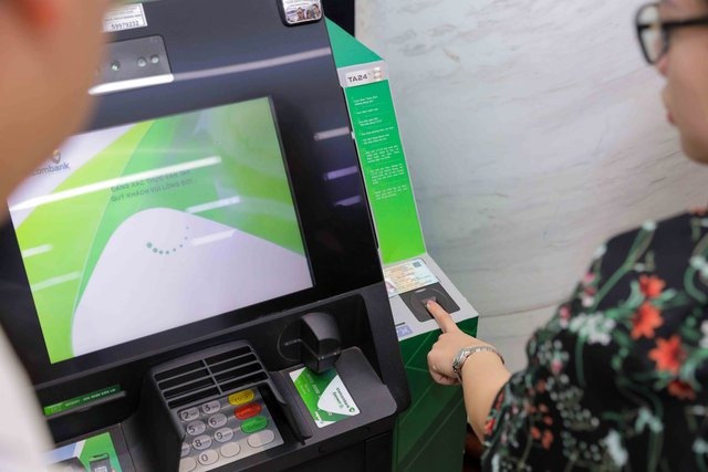 Khách hàng trải nghiệm rút tiền bằng CCCD gắn chip tại ATM trên địa bàn quận Hoàn Kiếm, Hà Nội.
