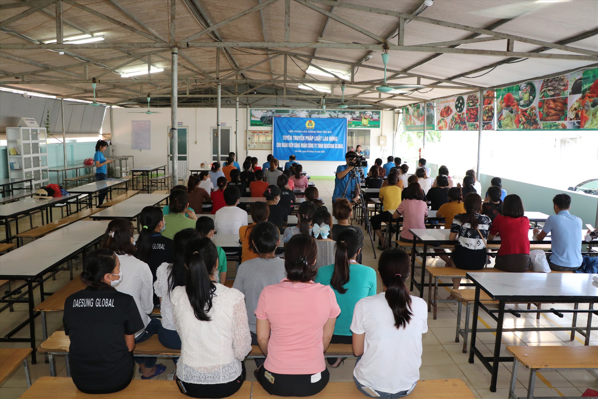 Công nhân, người lao động được thổ lộ tâm tư, nguyện vọng đồng thời LĐLĐ tỉnh cũng tuyên truyền phổ biến kiến thức pháp luật đến đoàn viên.