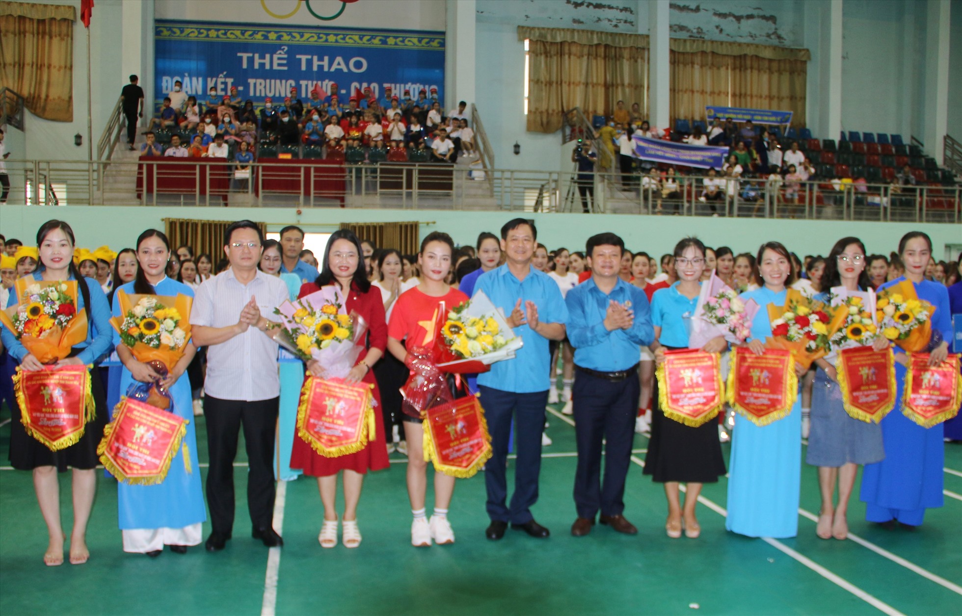 Ban tổ chức trao cờ lưu niệm và hoa cho các đội tham gia hội thi. Ảnh: Q.D