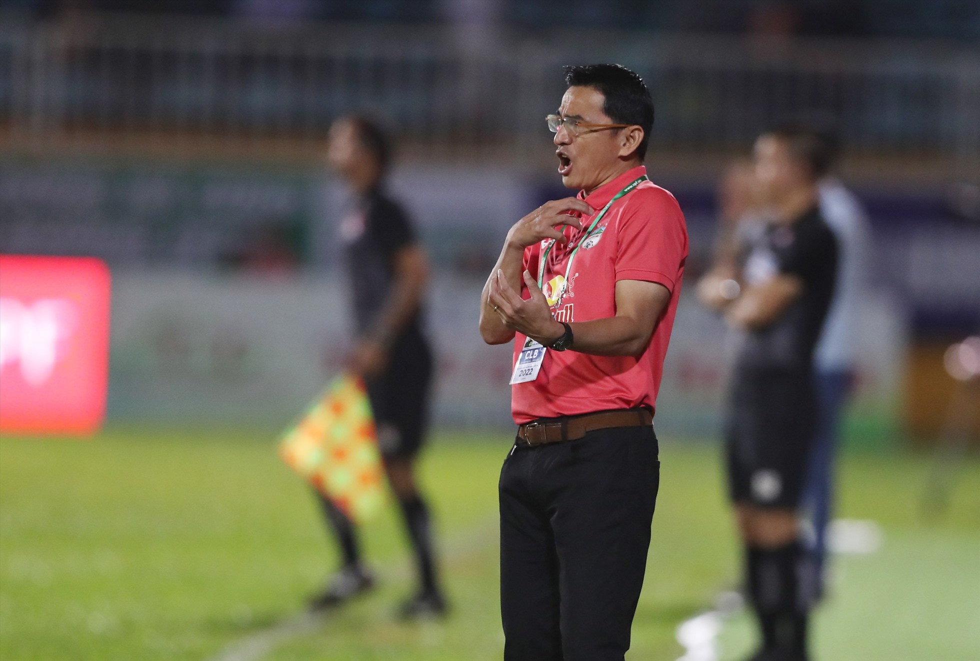 Hoàng Anh Gia Lai của huấn luyện viên Kiatisak chìm sâu vào khủng hoảng khi có trận  thứ 5 liên tiếp không thắng. Đây cũng là lần thứ 2 liên tiếp, huấn luyện viên Kiatisak thất bại trước ông Vũ Tiến Thành. Ở V.League 2021, Hoàng Anh Gia Lai chỉ nhận duy nhất một thất bại trước Sài Gòn FC của ông Thành dẫn dắt trước khi bay cao trên bảng xếp hạng và giành chức vô địch lượt đi.