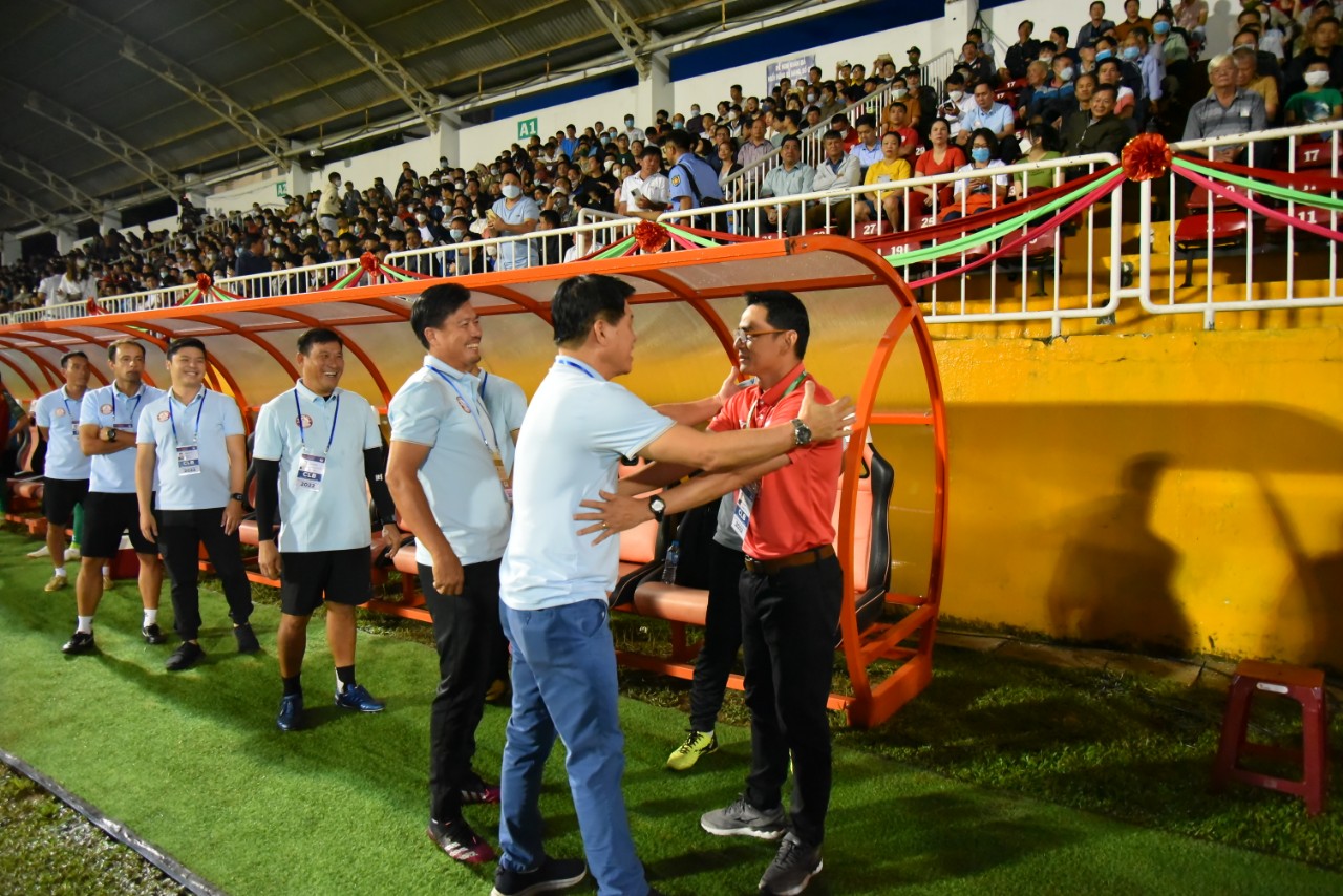 Tối 9.10, câu lạc bộ TPHCM có chuyến làm khách đến sân của Hoàng Anh Gia Lai. Đây cũng là trận ra mắt của huấn luyện viên Vũ Tiến Thàn trên cương vị huấn luyện viên trưởng của “Chiến hạm đỏ“.