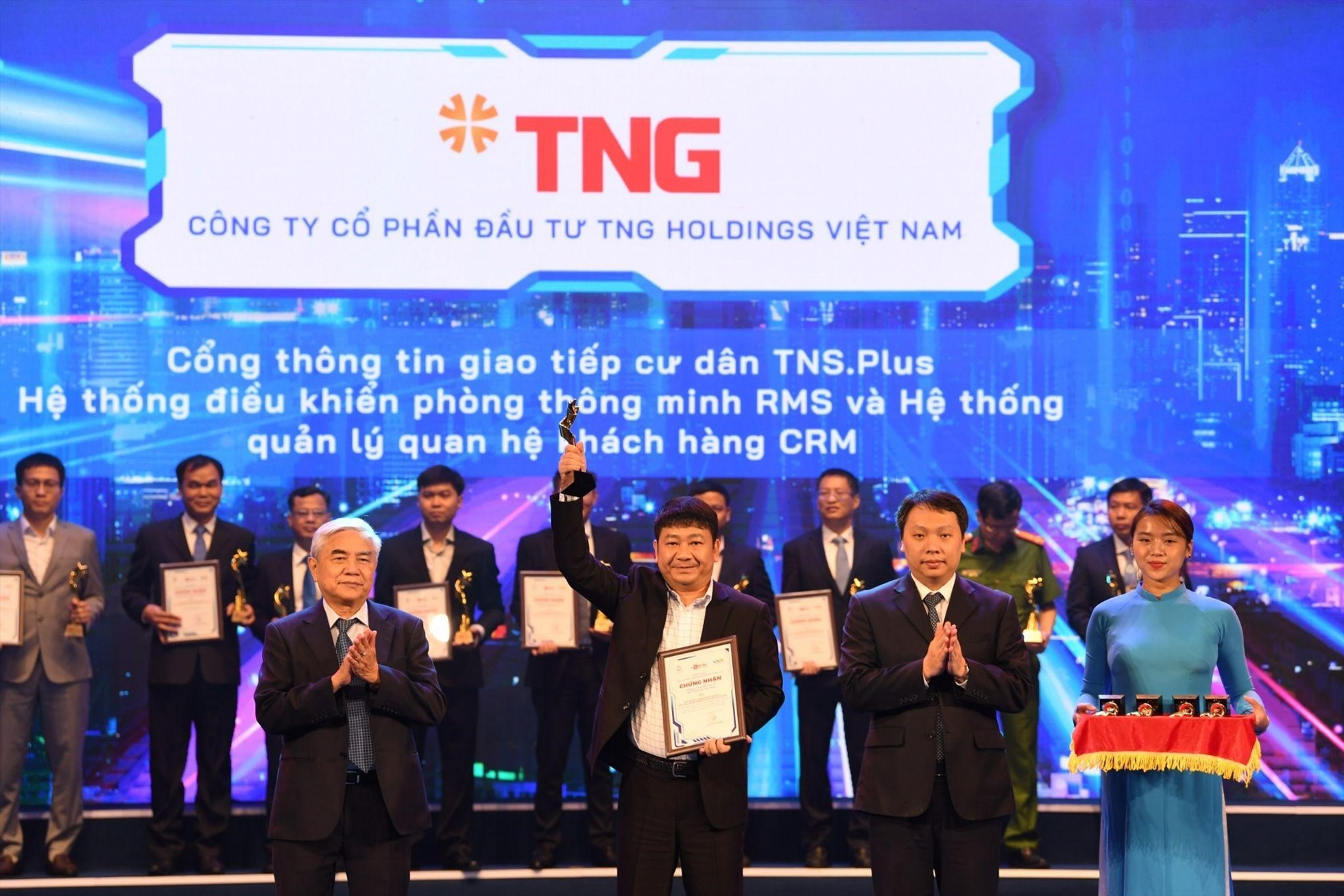 Ông Bùi Quốc Khánh - Giám đốc Công nghệ Tập đoàn TNG Holdings Vietnam nhận giải thưởng “Doanh nghiệp chuyển đổi số xuất sắc” năm 2022.