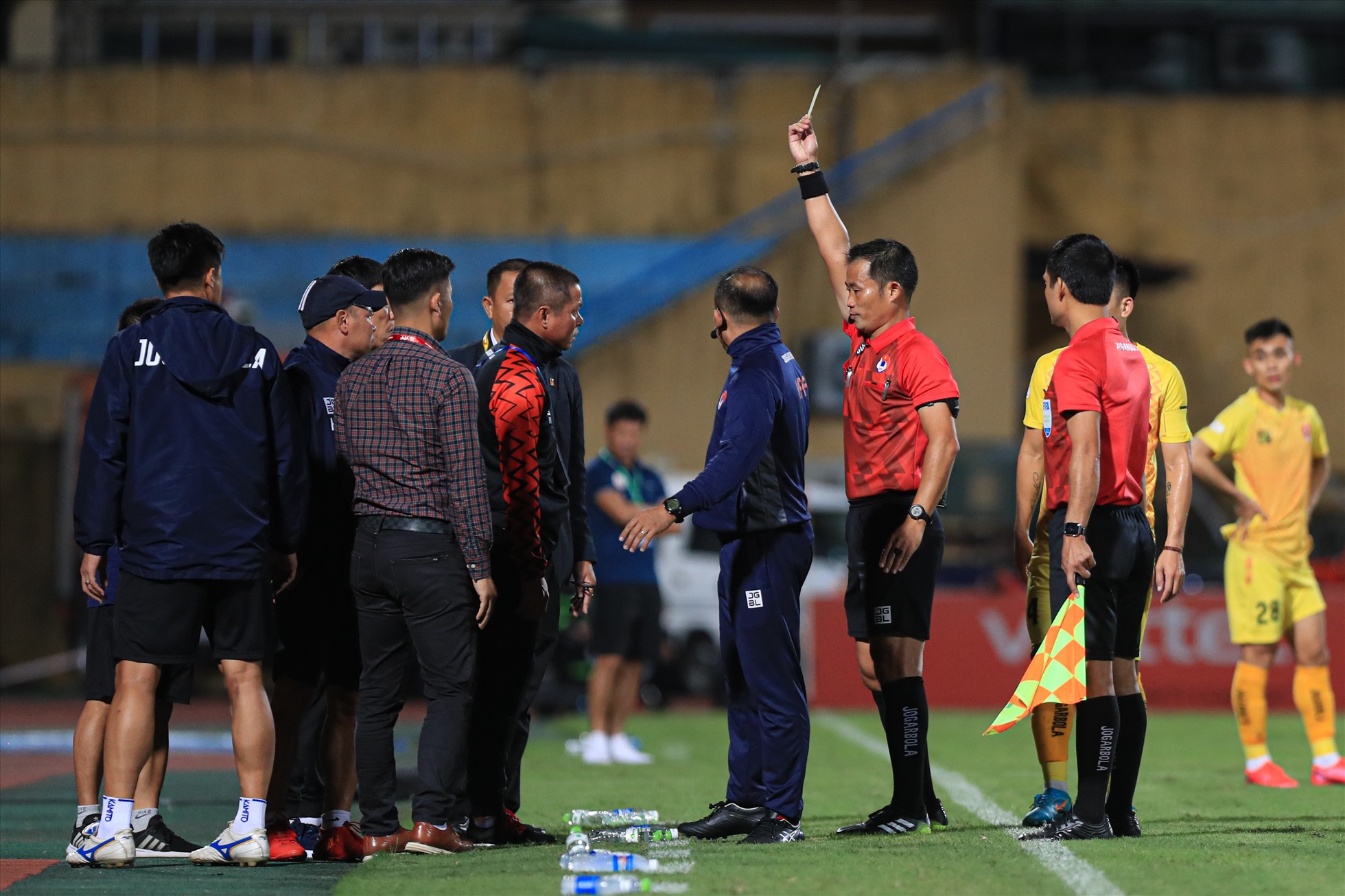 Huấn luyện viên Chu Đình Nghiêm phải nhận thẻ vàng từ trọng tài chính sau khoảng gần 5 phút phàn nàn với trọng tài chính trận đấu. Ông thầy người Thanh Hoá chỉ dừng lại khi được ban huấn luyện can ngăn.
