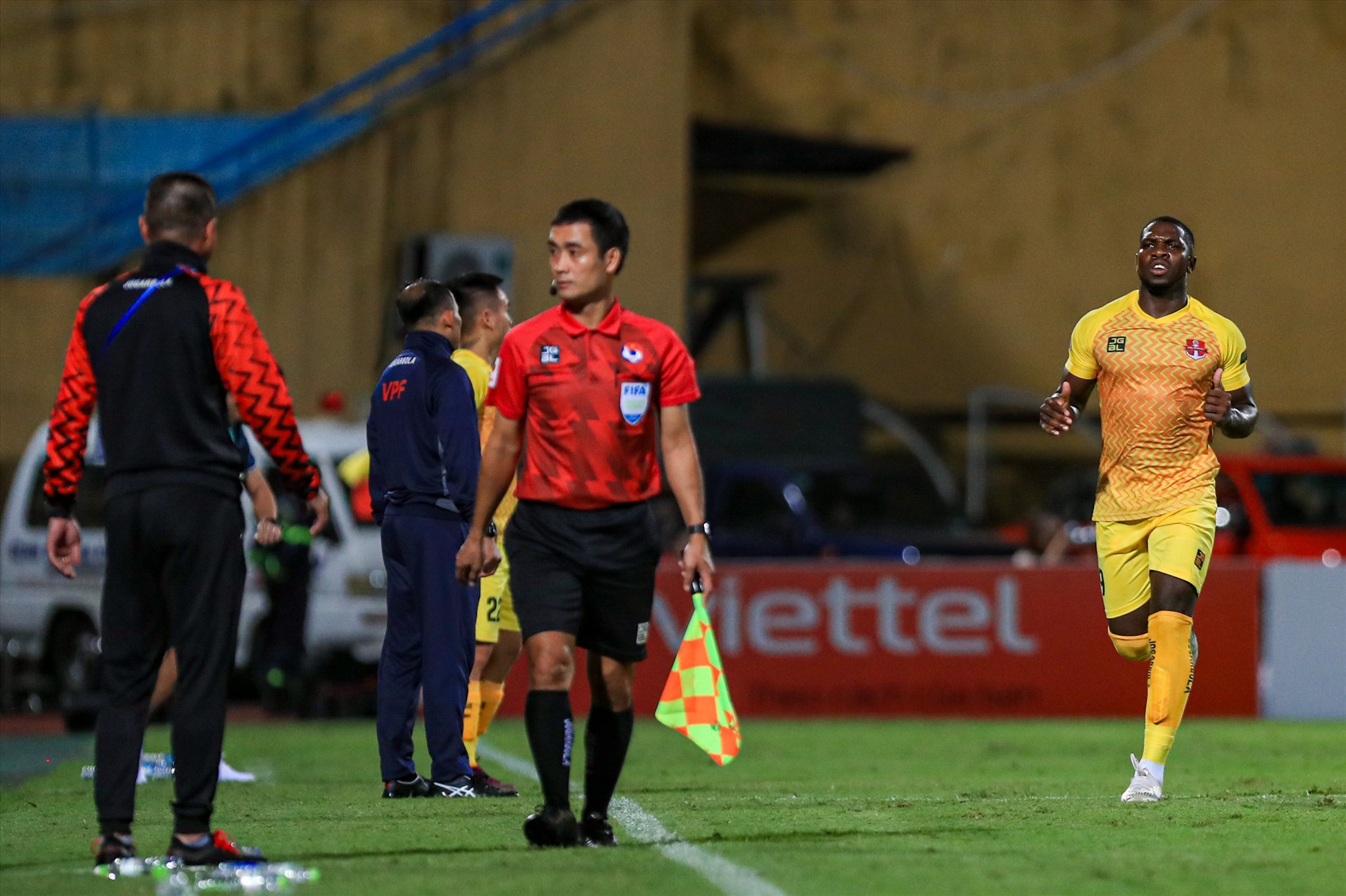 Cầu thủ người Jamaica chạy lại phía huấn luyện viên Chu Đình Nghiêm ăn mừng. Kết quả 1-1 cũng là tỉ số cuối cùng của trận đấu. Đây là kết quả bất lợi cho cả hai đội bóng trong cuộc đua tới ngôi vô địch Night Wolf V.League 2022.