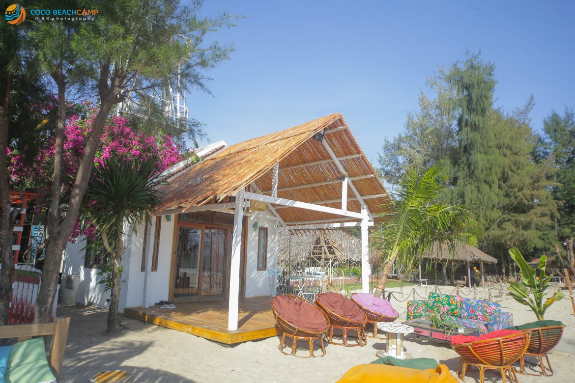 Những căn nhà gỗ cũng rất xinh xắn. Ảnh: Coco Beach Camp.