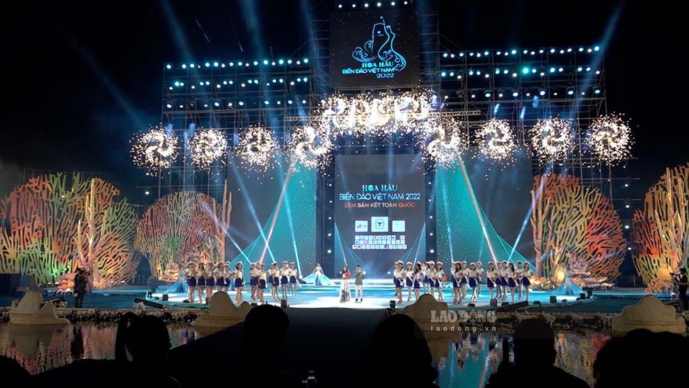 Sân khấu đêm bán kết Hoa hậu Biển Đảo Việt Nam 2022 được trang trí sinh động và đậm chất nghệ thuật.