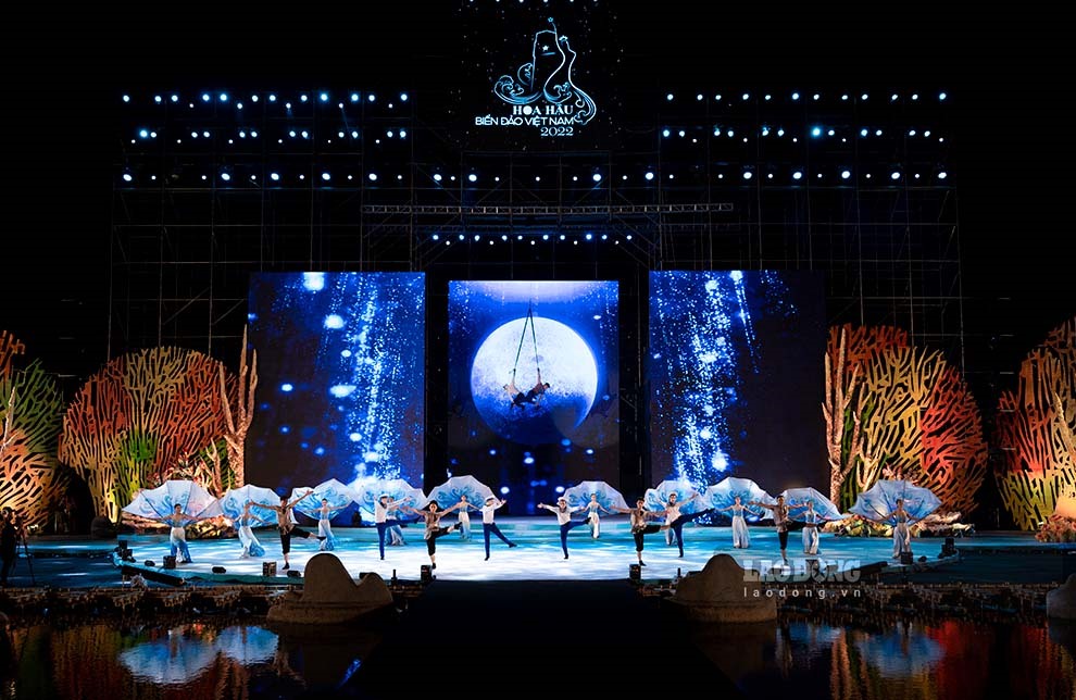Mở màn đêm bán kết Hoa hậu Biển Đảo Việt Nam 2022 với tiết mục Lời hứa biển xanh, biên đạo Shing Trần.
