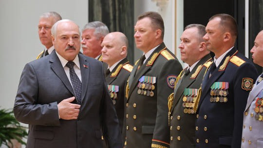 Ông Alexander Lukashenko (trái) gặp gỡ các quân nhân. Ảnh: Văn phòng Tổng thống Belarus