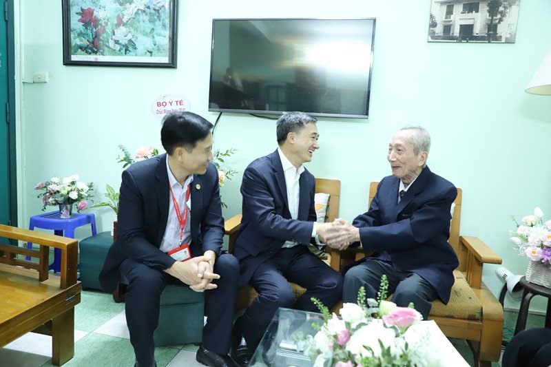 Lãnh đạo Bộ Y tế thăm hỏi Thầy Nguyễn Bửu Triệu. Ảnh: Bộ Y tế