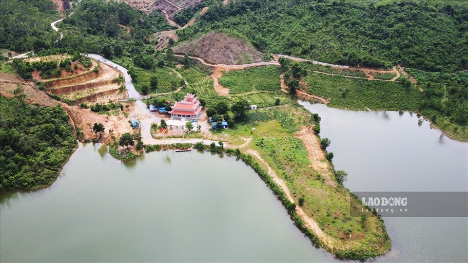Vi phạm xây dựng, lấn chiếm hồ thuỷ lợi Suối Lạnh (xã Thành Công, TP Phổ Yên) đến nay chưa được xử lý dứt điểm.