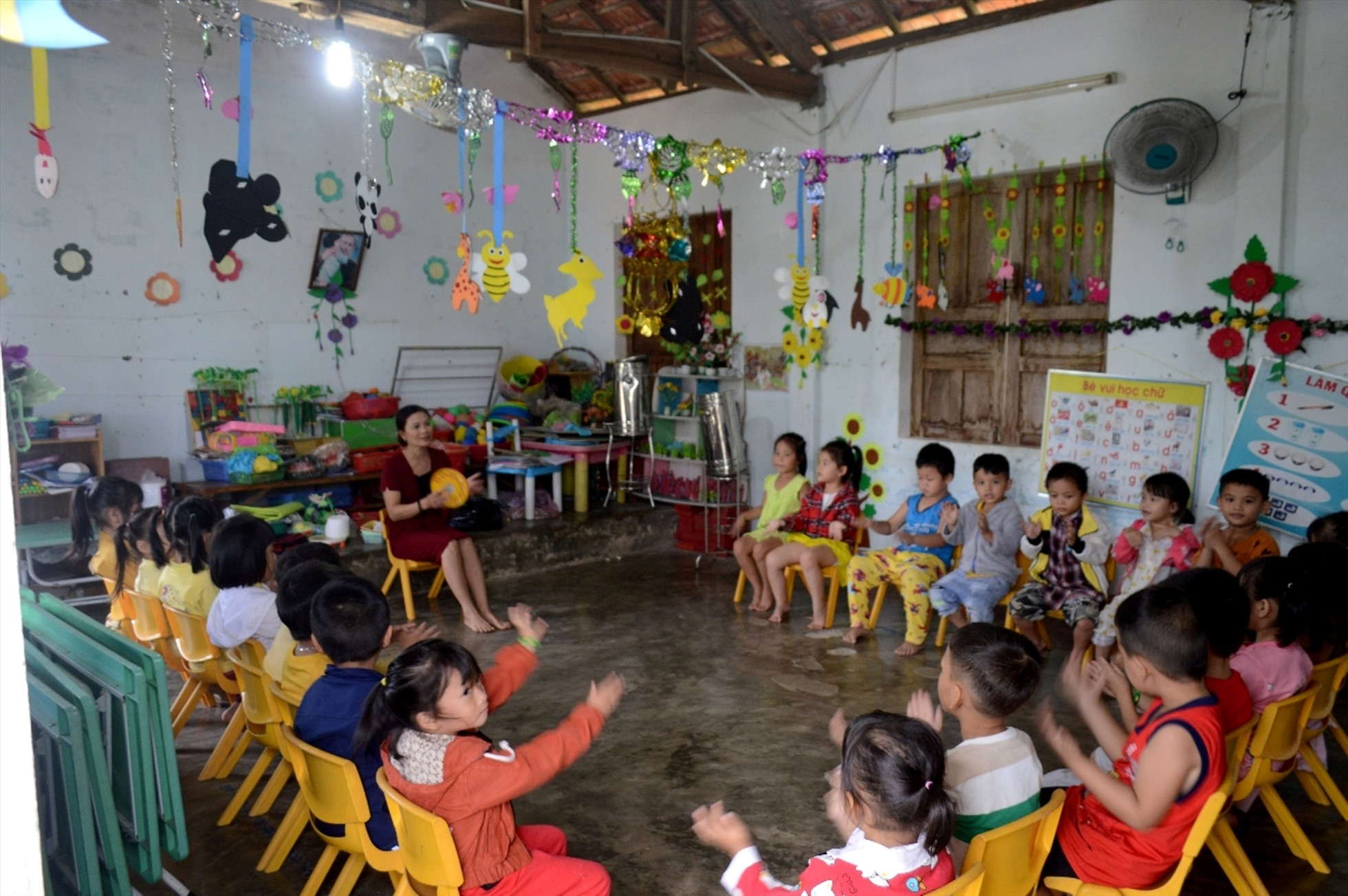 Giáo viên, học sinh mầm non ở điểm trường xóm Đồng chen chúc học tập trên diện tích...... m2