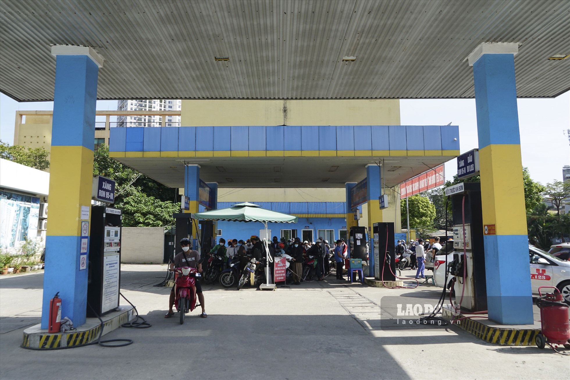 Theo ghi nhận của Lao Động, một số cây xăng thuộc Công ty cổ phần xăng dầu khí Hà Nội, Công ty TNHH xăng dầu DTH; Công ty CPTM Tổng hợp Việt Hà tại Hà Nội - CTy TNHH xăng dầu Housinco luôn trong tình trạng đông nghịt người.