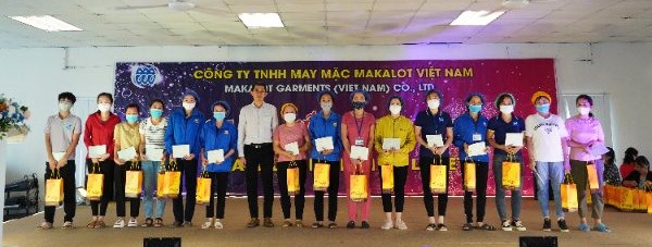 Công ty May mặc Makalot Việt Nam (Hải Dương) tặng 60 sổ tiết kiệm cho công nhân. Ảnh: DT