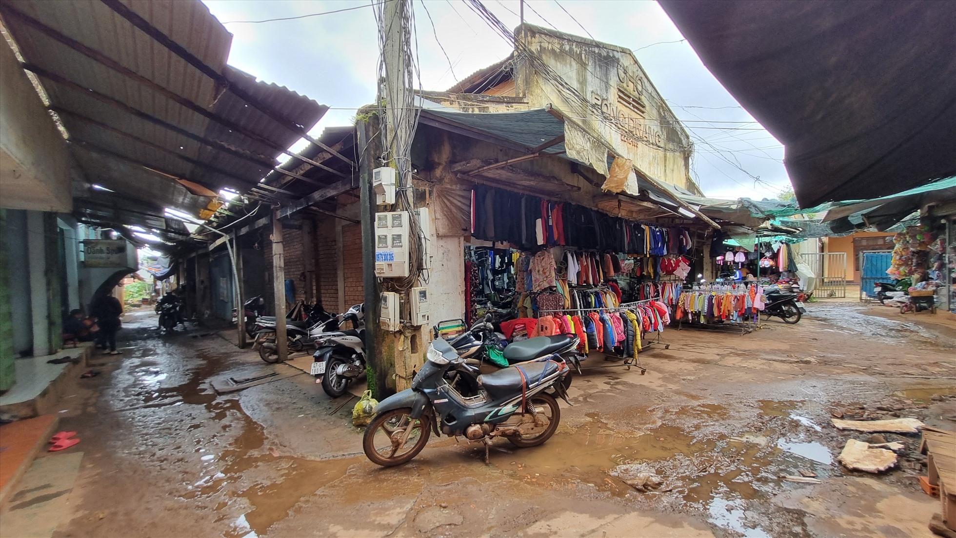 Nhiều người dân do chưa nhận được bồi thường đã quay trở lại chợ cũ buôn bán. Ảnh: B.T