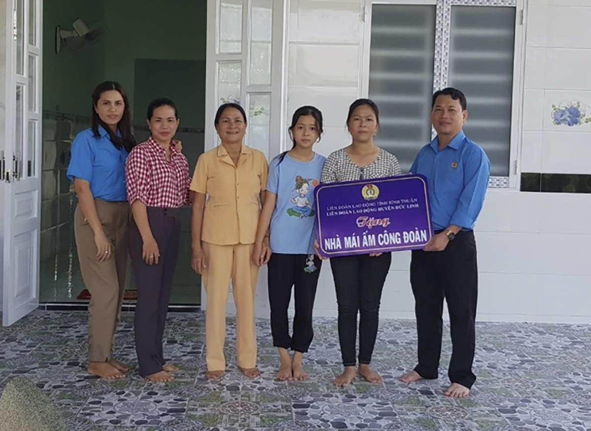 Đại diện LĐLĐ huyện Đức Linh (Bình Thuận) trao hỗ trợ nhà “Mái ấm Công đoàn” cho đoàn viên Lê Thị Ngọc Tuyết. Ảnh: LĐLĐ ĐL