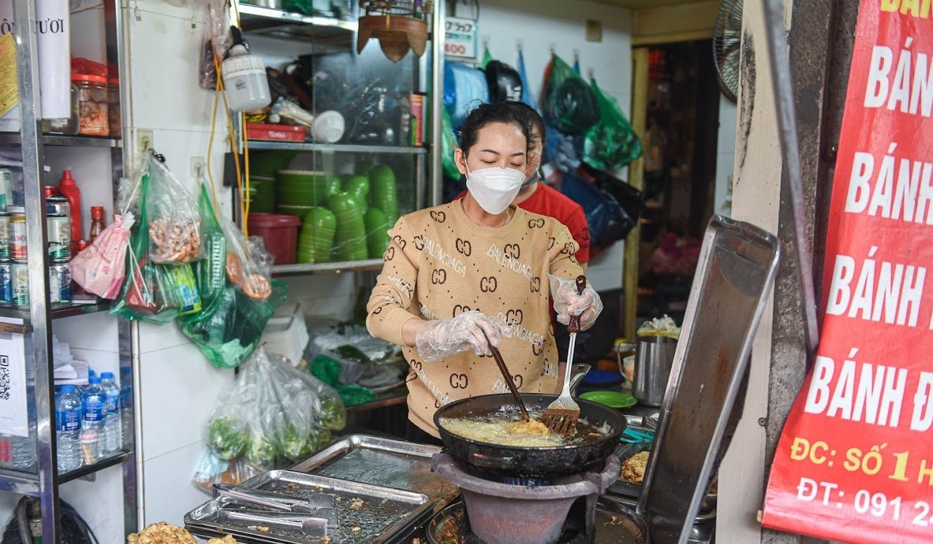 Gia đình này đã bán chả rươi gần 30 năm.