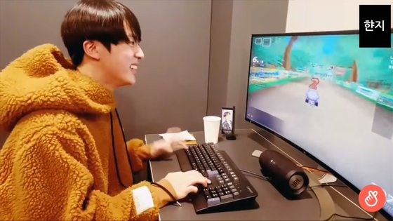 Jin BTS thừa nhận bản thân thích chơi game chứ chơi không giỏi. Ảnh: twitter