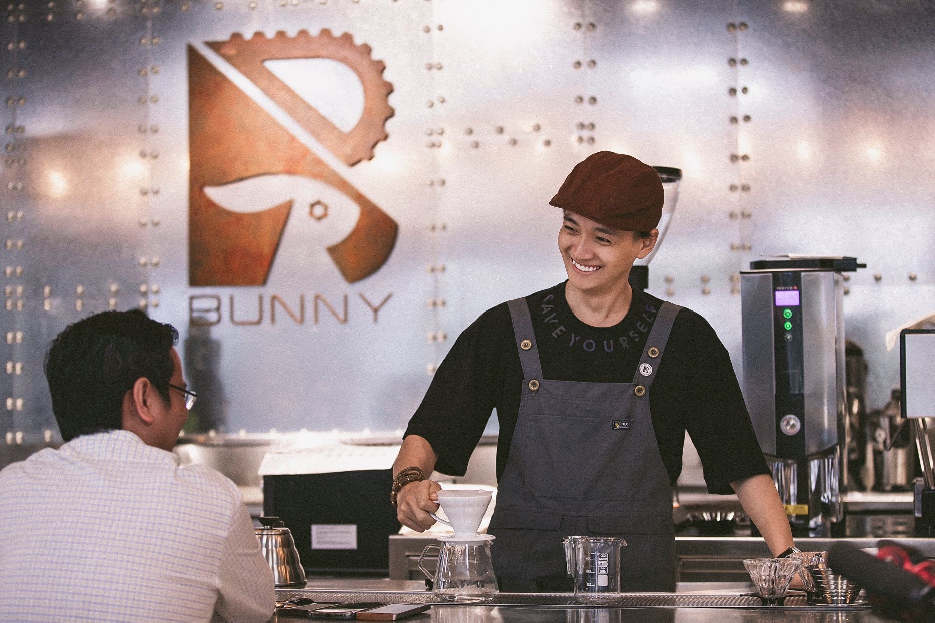 Không gian quán của Ngô Kiến Huy. Ảnh: NSCC.