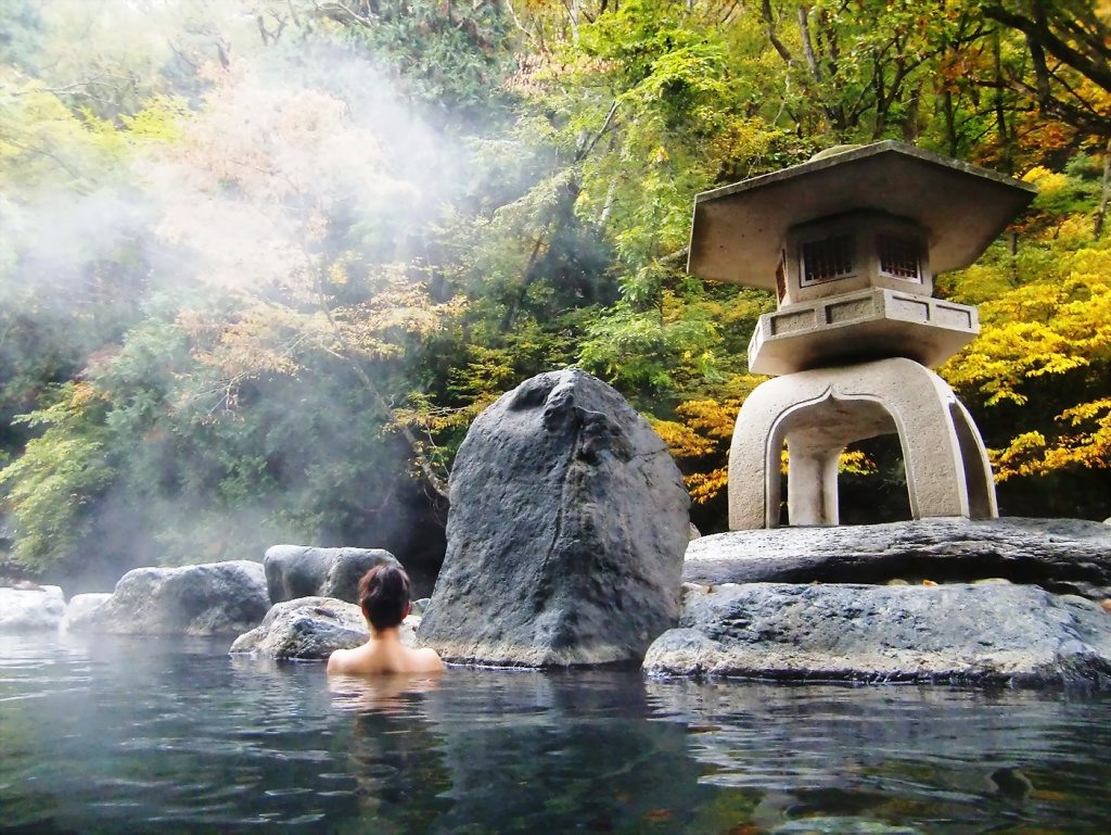 Tắm khoáng Onsen mang lại trải nghiệm tuyệt vời cho du khách.