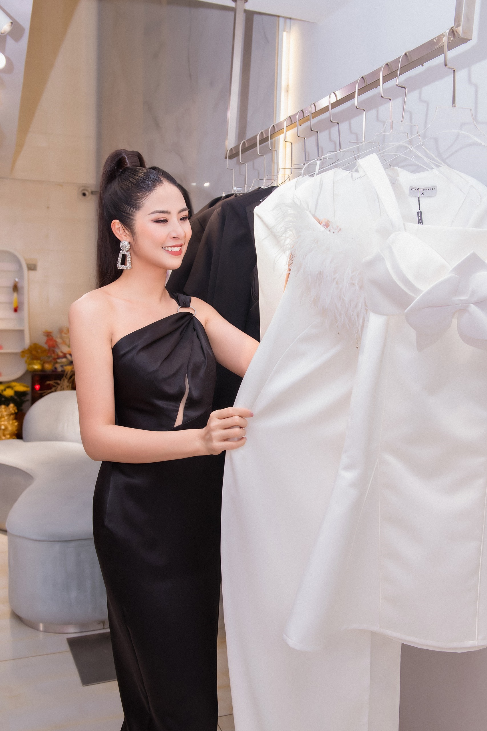 Hoa hậu Ngọc Hân tranh thủ đến showroom lựa chọn đồ phù hợp để xuất hiện rạng rỡ vào ngày 5.11. Ảnh: Trương Gia Huy