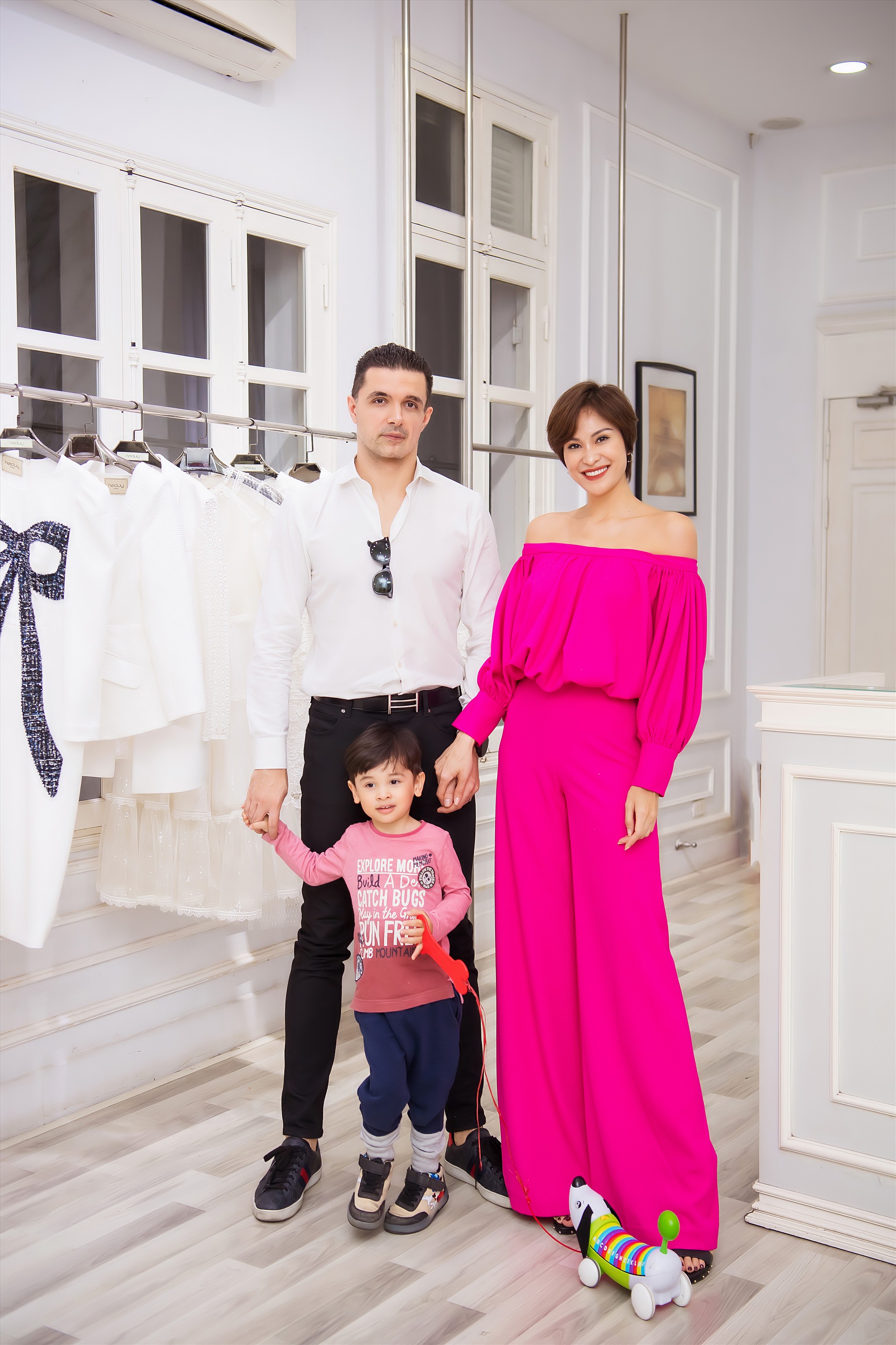 MC Phương Mai và ông xã ngoại quốc đưa cậu con trai nhỏ ra Hà Nội để tham dự show thời trang của nàh thiết kế Hà Duy. Ảnh: Trương Gia Huy