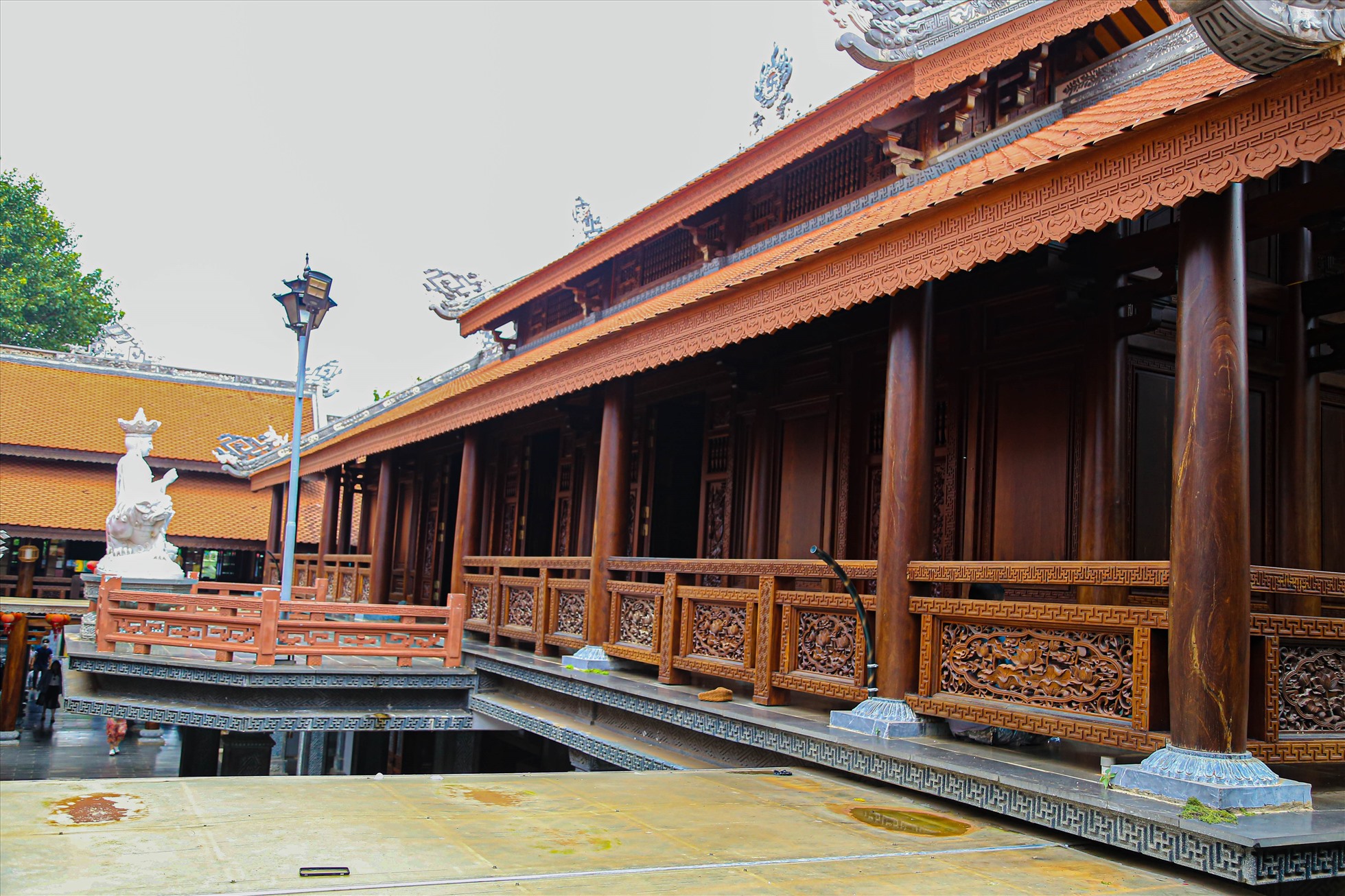 Phía sau chánh điện là nhà hậu tổ, nơi để di ảnh những vị hòa thượng trụ trì cũng như những vị cao tăng có nhiều đóng góp cho Phật giáo ở Tây Nguyên.