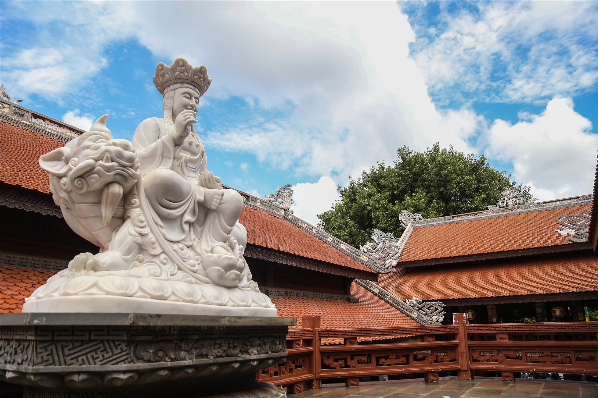 Phía sau chánh điện là nhà hậu tổ, nơi để di ảnh những vị hòa thượng trụ trì cũng như những vị cao tăng có nhiều đóng góp cho Phật giáo ở Tây Nguyên.